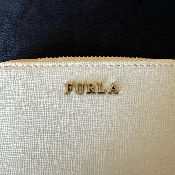 Furla Compact Ziparound Wallet in Cream. EUC. - Picture 3 of 9